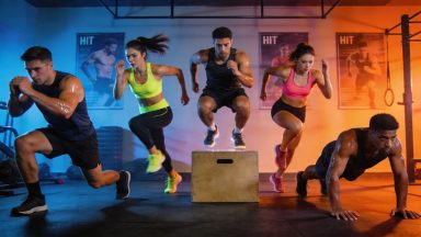 Queime 500 Calorias em 30 Minutos: 5 Exercícios HIIT para 2026
