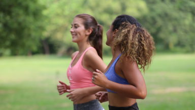 Caminhada, musculação ou corrida: qual escolher agora?